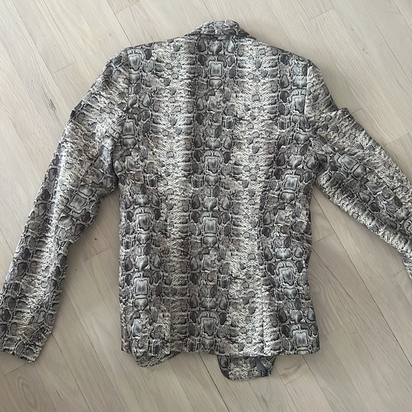 Gorgeous blazer with snake skin print - Picture 5 of 5